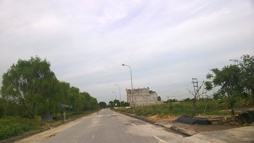 Côn đồ lộng hành liên tiếp chém người dân đến công an - Hình 1