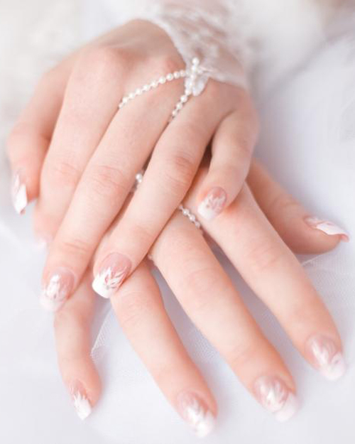 Nail tông trắng hồng là lựa chọn hoàn hảo cho cô dâu trong ngày trọng đại. Thiết kế tinh tế và thanh tao sẽ làm nổi bật vẻ đẹp tự nhiên của bạn, mời bạn tham gia khám phá hình ảnh này!