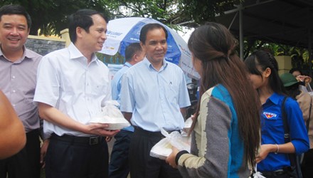 Thứ trưởng vi hành nhận cơm miễn phí - Hình 1