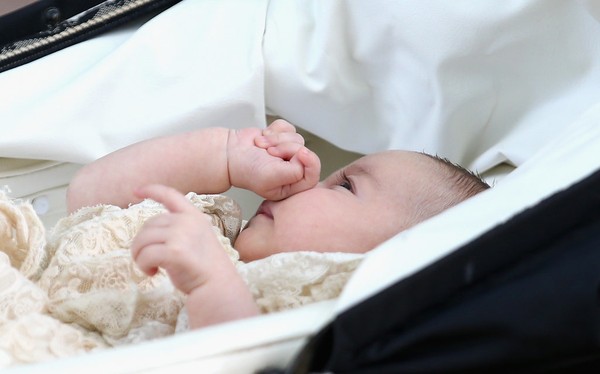 Điểm lại khoảnh khắc đáng yêu của 2 anh em Hoàng tử bé trong lễ rửa tội - Hình 11