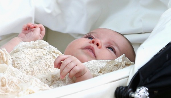 Điểm lại khoảnh khắc đáng yêu của 2 anh em Hoàng tử bé trong lễ rửa tội - Hình 10