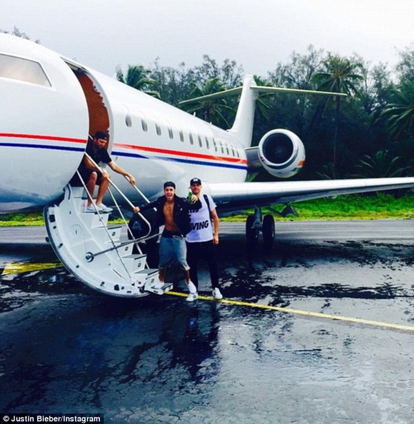 Justin Bieber gây sốc khi đăng ảnh khỏa thân trên tàu - Hình 4