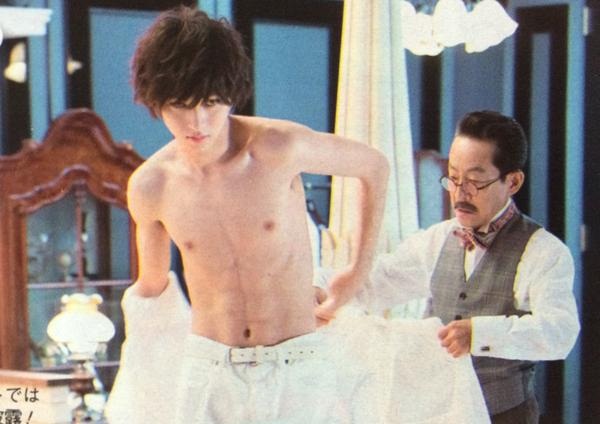 L (Yamazaki Kento) bất ngờ khoe cơ bụng tuyệt đẹp trong Death Note - Hình 1