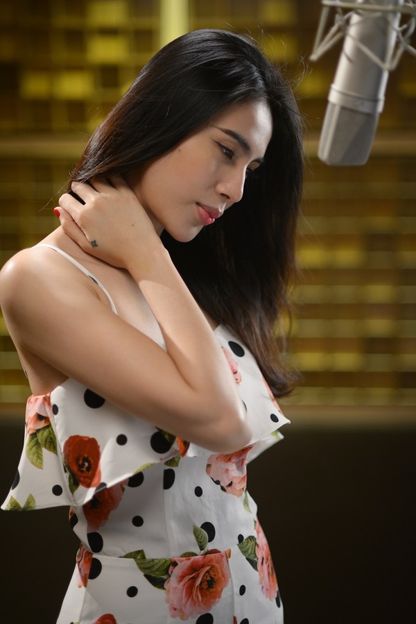 Thủy Tiên quay MV mới trong căn biệt thự của mình - Hình 8