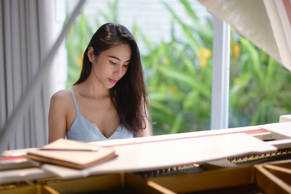 Thủy Tiên quay MV mới trong căn biệt thự của mình - Hình 1
