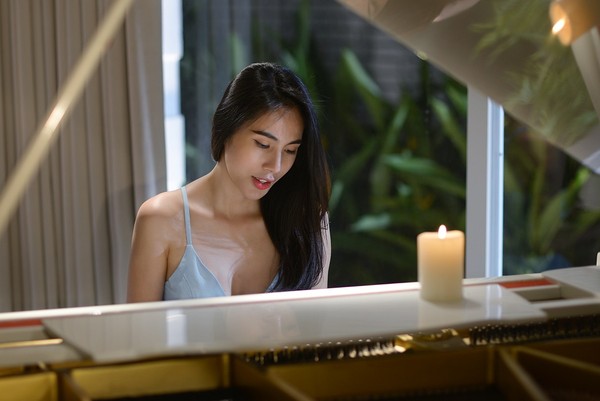Thủy Tiên quay MV mới trong căn biệt thự của mình - Hình 2