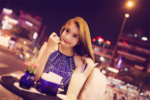 Elly Trần xinh tươi dạo phố đêm Sài Gòn - Hình 5