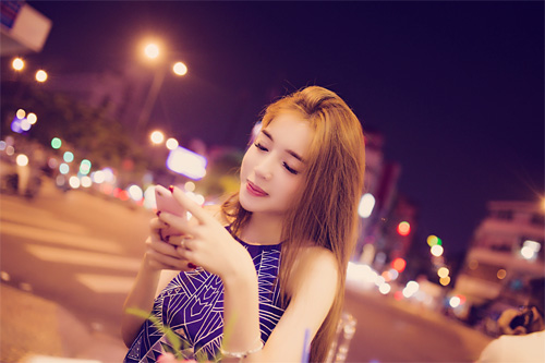 Elly Trần xinh tươi dạo phố đêm Sài Gòn - Hình 7