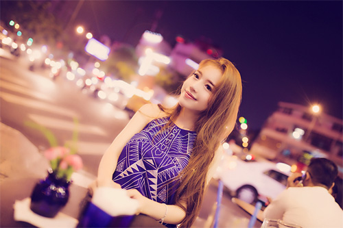 Elly Trần xinh tươi dạo phố đêm Sài Gòn - Hình 8