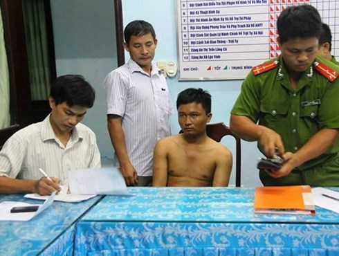 Bắt tên trộm có súng, hé lộ băng trộm xe SH chuyên nghiệp - Hình 1