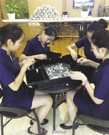 Chàng trai vác hơn tạ tiền xu mua nhẫn kim cương cầu hôn bạn gái - Hình 1