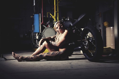 Đốt mắt với nữ VĐV Olympic nude bên xế độ cafe racer - Hình 1