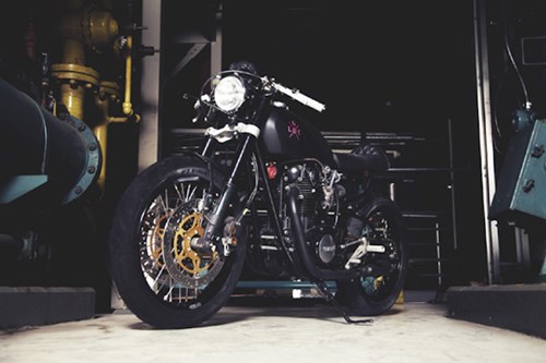 Đốt mắt với nữ VĐV Olympic nude bên xế độ cafe racer - Hình 4