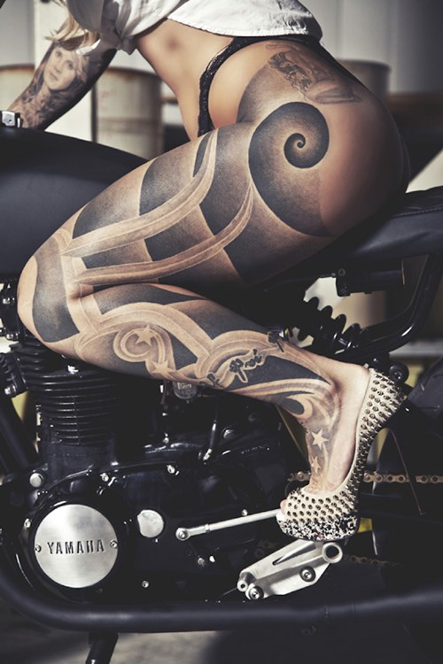 Đốt mắt với nữ VĐV Olympic nude bên xế độ cafe racer - Hình 9