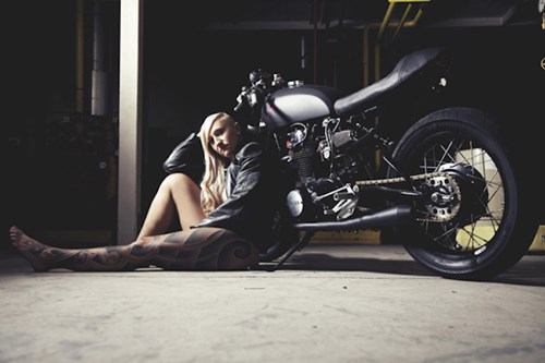 Đốt mắt với nữ VĐV Olympic nude bên xế độ cafe racer - Hình 12