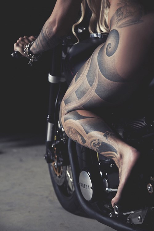 Đốt mắt với nữ VĐV Olympic nude bên xế độ cafe racer - Hình 11