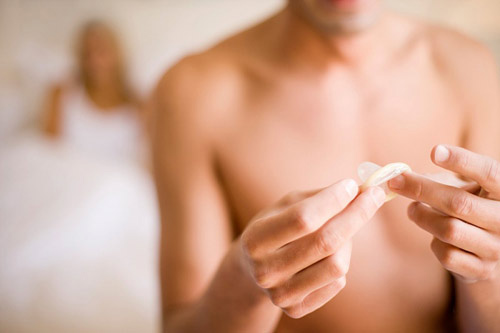Quan hệ xong bạn gái bị nôn thốc tháo - Hình 1