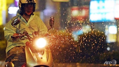 Siêu bão đổ bộ vào Đài Loan, cuốn người ra biển - Hình 1