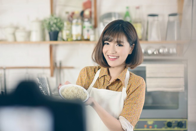 Bùi Bích Phương ra mắt Vlog nội trợ - Hình 1