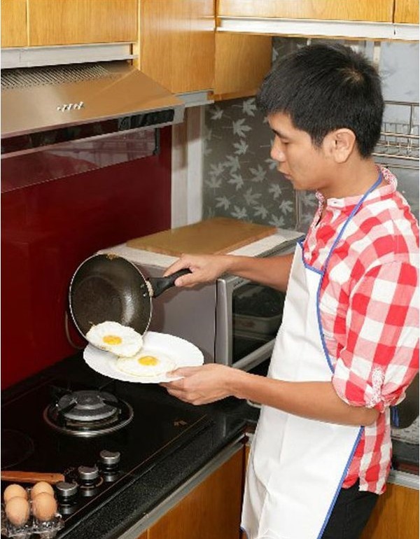 Chùm ảnh siêu đáng yêu của mỹ nhân Việt khoe chồng vào bếp, chăm con - Hình 16