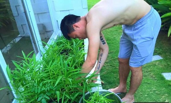 Chùm ảnh siêu đáng yêu của mỹ nhân Việt khoe chồng vào bếp, chăm con - Hình 4