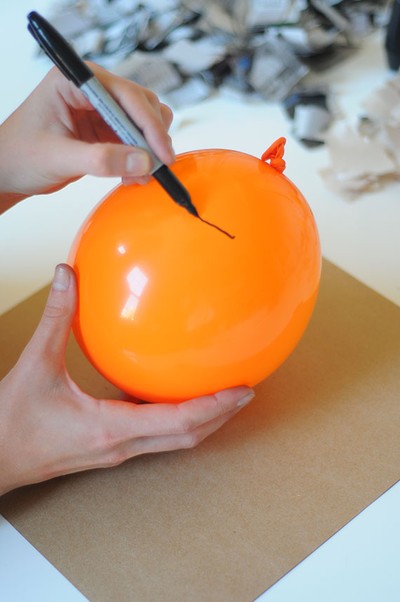 Dùng giấy báo cũ làm bát đựng đồ ấn tượng đẹp mắt - Hình 2