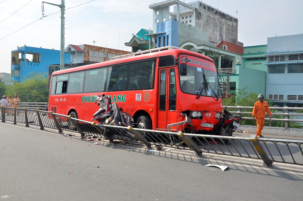 Nạn nhân hãi hùng nhớ lại khoảnh khắc xe khách hất văng 9 người - Hình 5