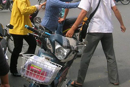 Những chiêu lừa đảo, dàn cảnh cướp giật phổ biến mọi người cần đề phòng - Hình 3