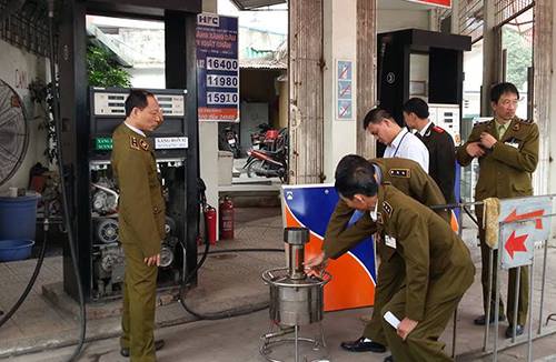 Bắt thêm 4 đối tượng trong đường dây gắn chíp gian lận xăng dầu - Hình 1