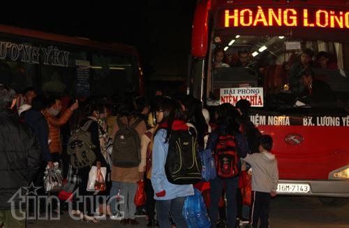Khách xếp hàng dài mua vé về quê - Hình 6