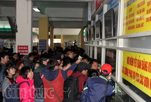 Khách xếp hàng dài mua vé về quê - Hình 3