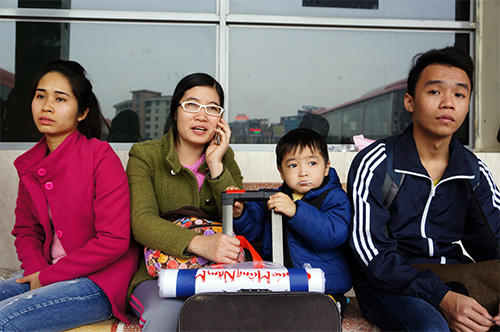 Người dân ùn ùn rời Thủ đô về quê nghỉ Tết Dương lịch - Hình 4