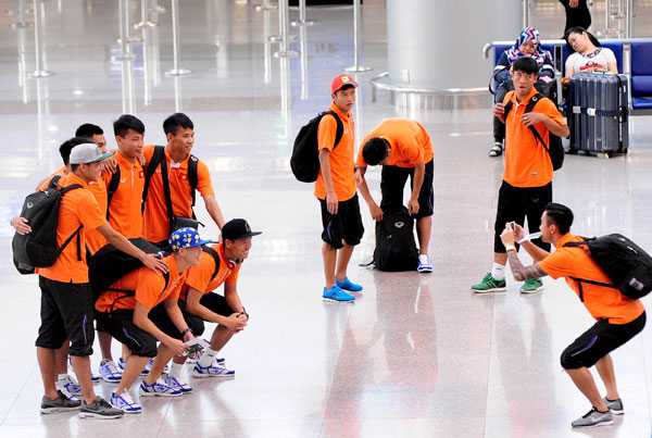 Thầy trò HLV Miura đón giao thừa... trên trời - Hình 1