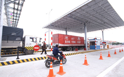 Thu phí dồn về 1 trạm, lái xe phản ứng gây ách tắc giao thông - Hình 1