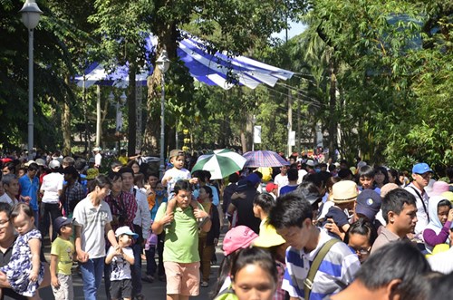 TPHCM: Dân đổ xô về các khu vui chơi ngày đầu năm mới - Hình 4