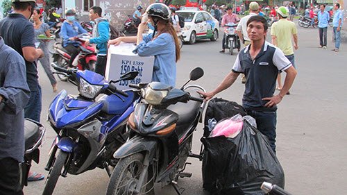 TP.HCM: Tay xách nách mang về quê nghỉ Tết Dương lịch - Hình 9