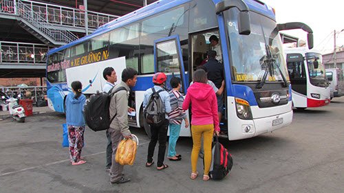 TP.HCM: Tay xách nách mang về quê nghỉ Tết Dương lịch - Hình 1