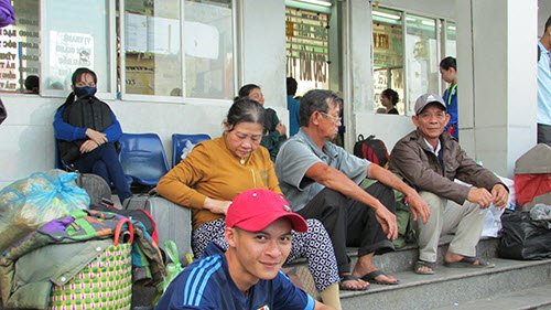 TP.HCM: Tay xách nách mang về quê nghỉ Tết Dương lịch - Hình 3