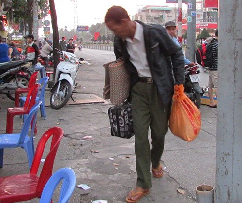 TP.HCM: Tay xách nách mang về quê nghỉ Tết Dương lịch - Hình 12