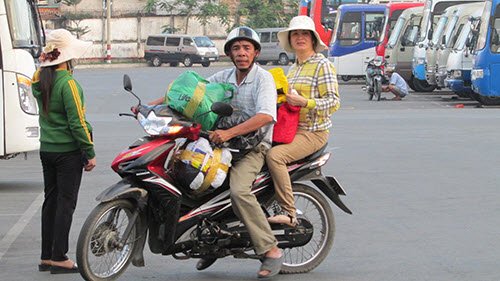 TP.HCM: Tay xách nách mang về quê nghỉ Tết Dương lịch - Hình 5