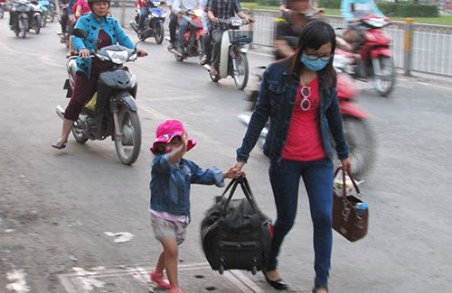TP.HCM: Tay xách nách mang về quê nghỉ Tết Dương lịch - Hình 11