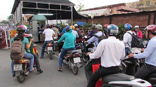TP.HCM: Tay xách nách mang về quê nghỉ Tết Dương lịch - Hình 10