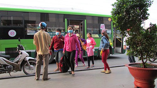 TP.HCM: Tay xách nách mang về quê nghỉ Tết Dương lịch - Hình 7