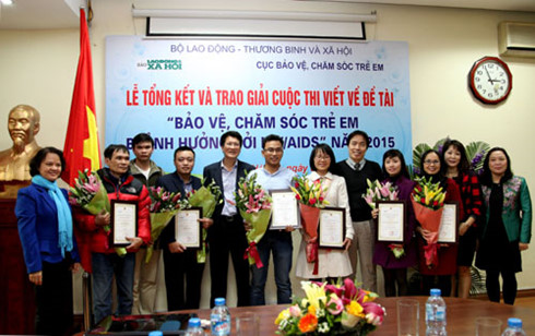 Trao giải cho 12 tác phẩm báo chí xuất sắc viết về đề tài HIV/AIDS - Hình 1