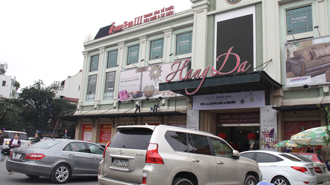 Ùn tắc vì bãi gửi xe trước trung tâm thương mại Hàng Da - Hình 1