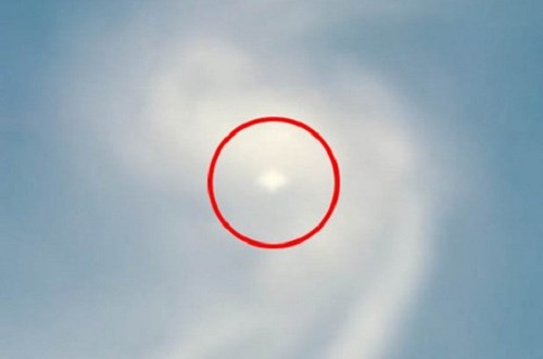 UFO và xoáy ốc bí ẩn xuất hiện đồng thời trên bầu trời Thụy Sỹ - Hình 2