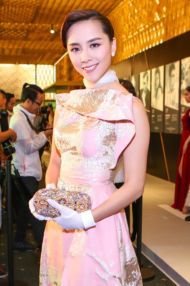 Học sao Việt mặc đẹp với hồng thạch anh và xanh thanh bình