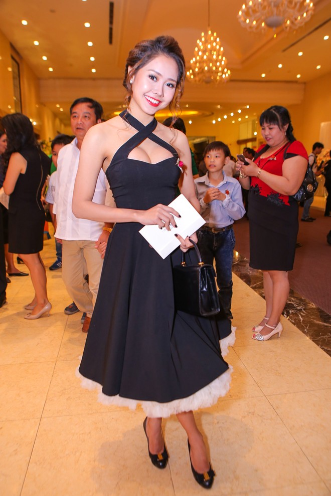 Hồ Gia Hùng HKT nói rõ lý do cô dâu chọn váy đen trong lễ cưới