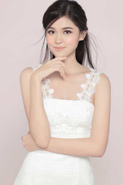 Á hậu Thùy Dung khoe vòng một lấp ló trong váy ren trắng tinh khôi - Hình 10