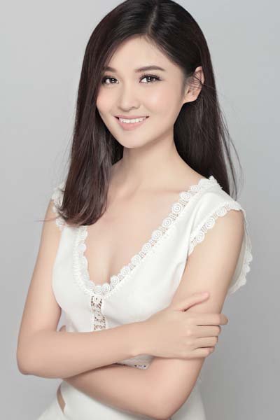 Á hậu Thùy Dung khoe vòng một lấp ló trong váy ren trắng tinh khôi - Hình 1
